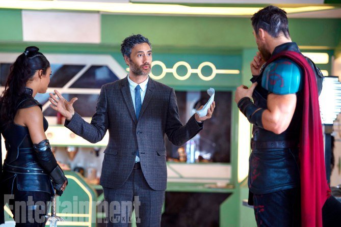 Photo du tournage de Thor: Ragnarok avec Tessa Thompson, Taika Waititi et Chris Hemsworth