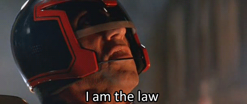 Gif animé du film Judge Dredd avec Sylvester Stallone proclamant "I'm the law !"
