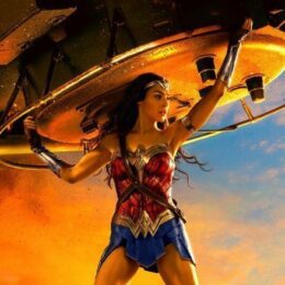 Photo de Wonder Woman portant un tank