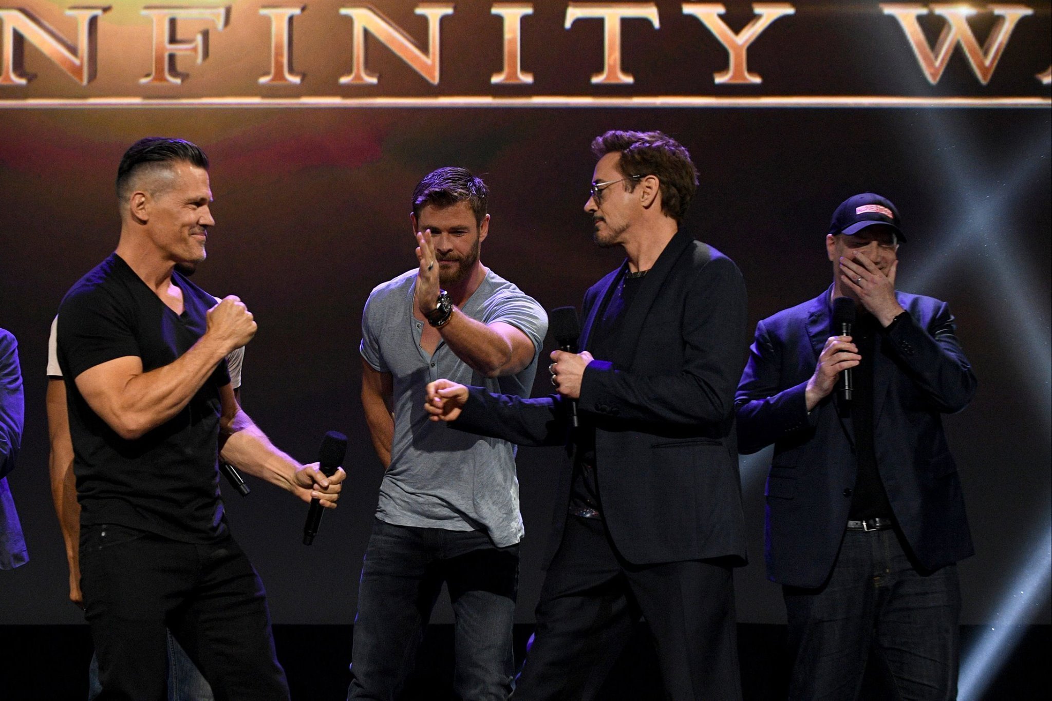 Photo du film Avengers: Infinity War au D23 2017 avec Thanos versus Iron Man