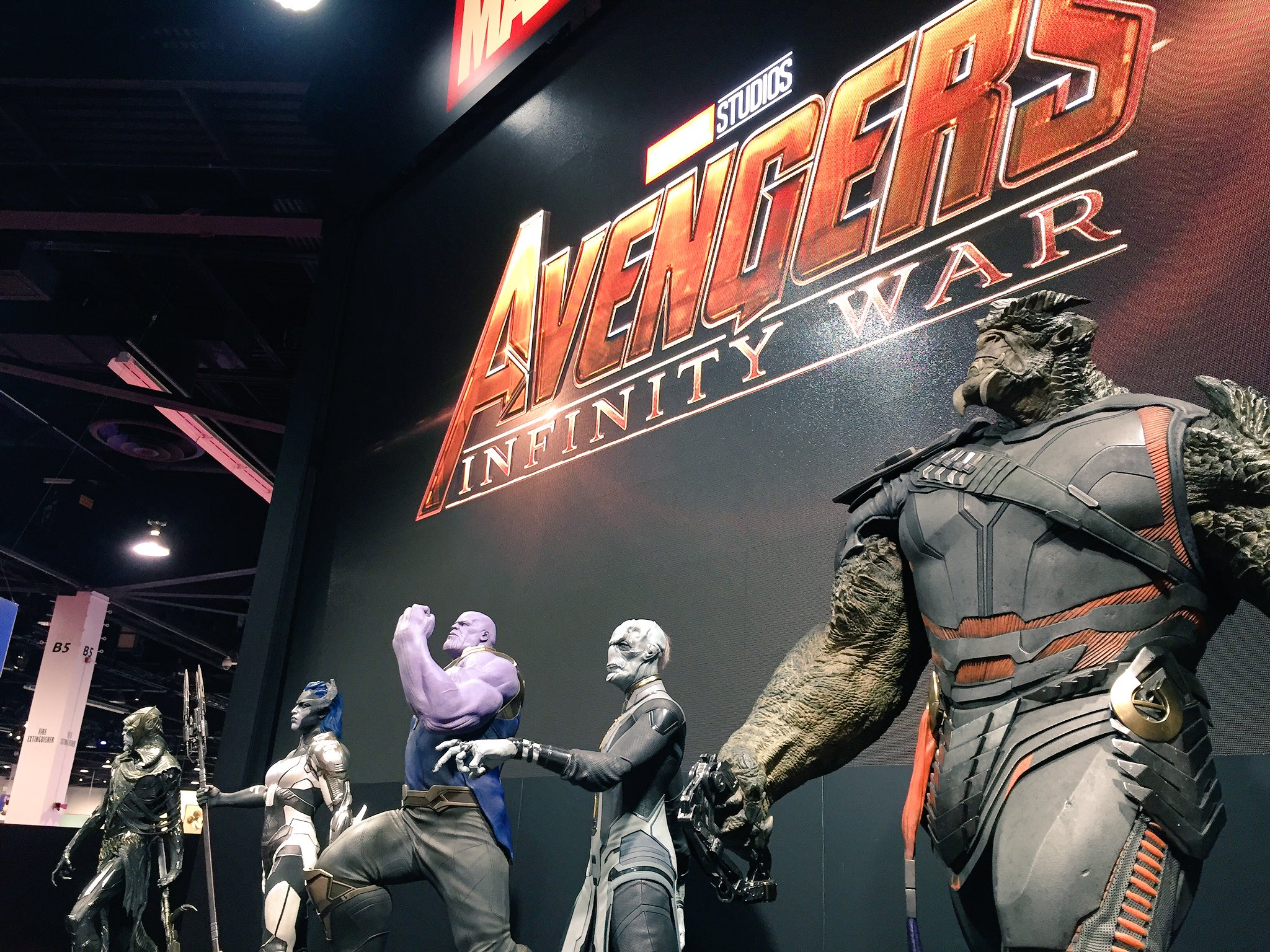 Photo du film Avengers: Infinity War au D23 2017 avec Thanos et les Children of Thanos et le logo