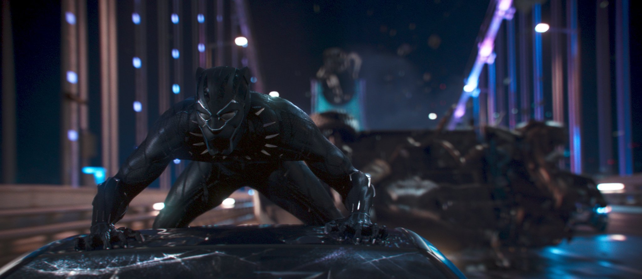 Photo du film Black Panther réalisé par Ryan Coogler avec Black Panther sur le toit d'une voiture