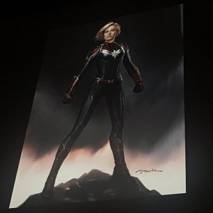 Photo d'un concept art montrant le costume de Captain Marvel pour le film Captain Marvel diffusé lors du panel Marvel à la Comic-Con 2017