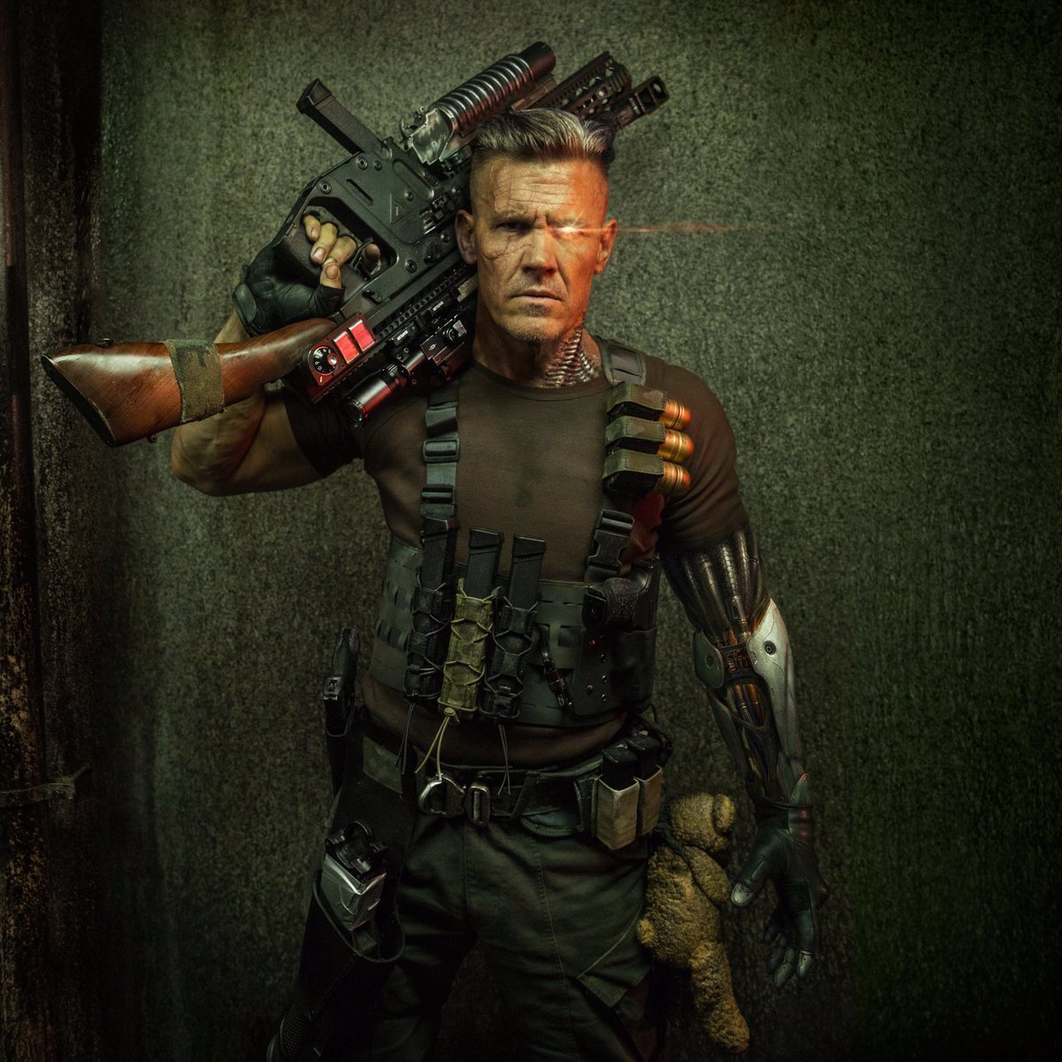Photo officielle de Cable (Josh Brolin) armé pour le film Deadpool 2