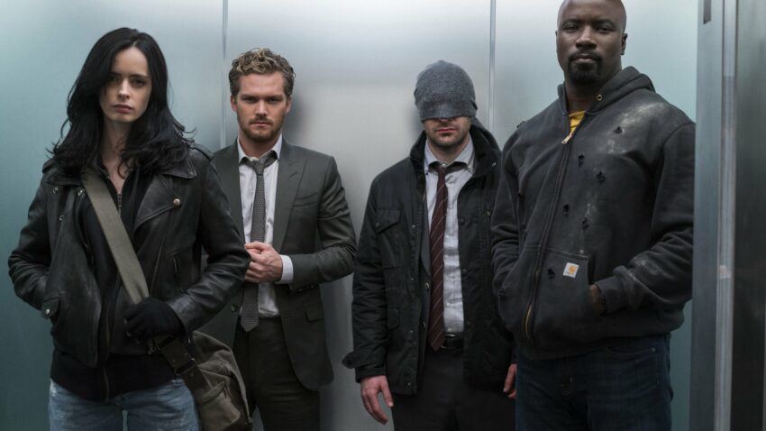 Photo du groupe The Defenders dans un ascenseur