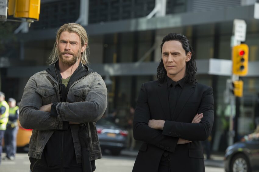 Photo du film Thor: Ragnarok avec Chris Hemsworth et Tom Hiddleston (Thor et Loki)