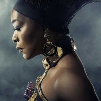 Poster du film Black Panther avec Angela Bassett (Ramonda)