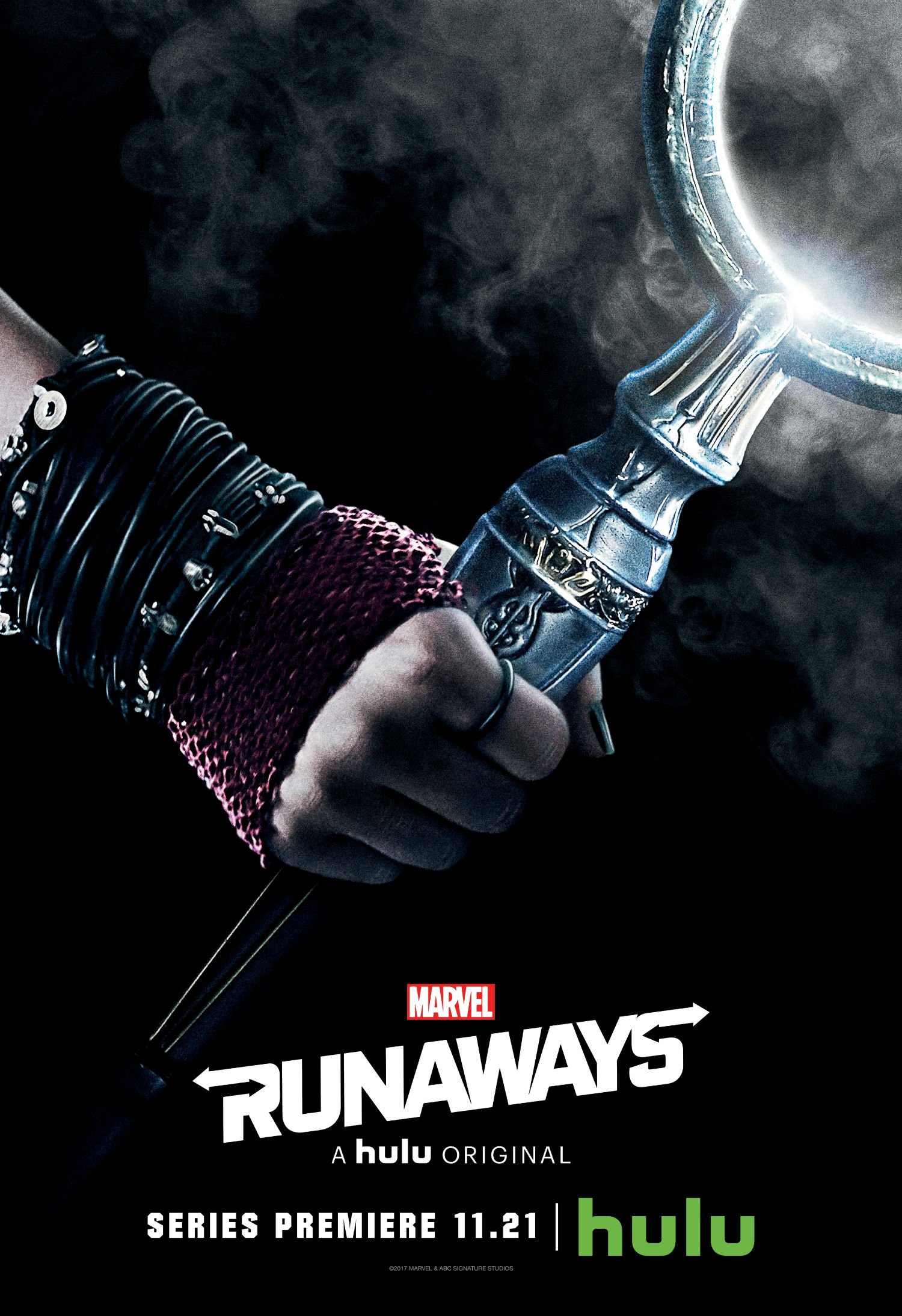 Poster de la saison 1 de Runaways avec le poing de Nico Minoru