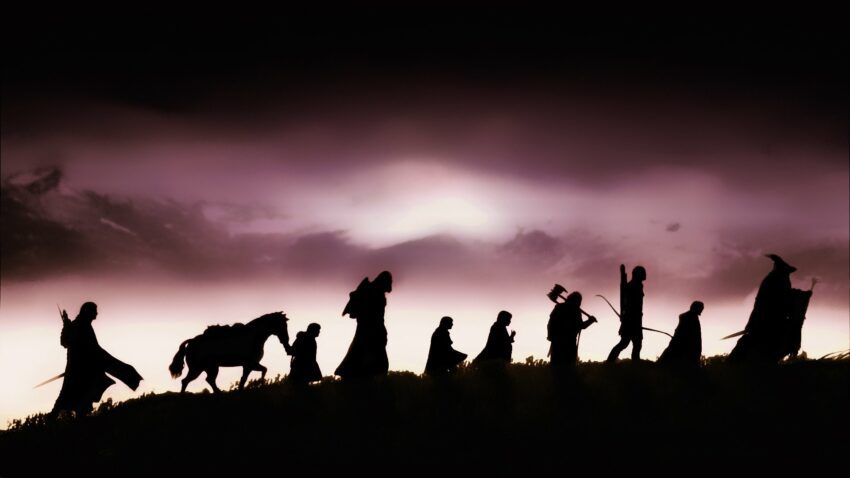 Photo du film Le Seigneur des Anneaux: La Communauté de l'Anneau avec les silhouettes de la Communauté
