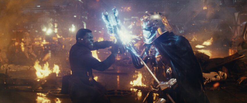 Photo du film Star Wars: Les Derniers Jedi avec Finn face au Capitaine Phasma