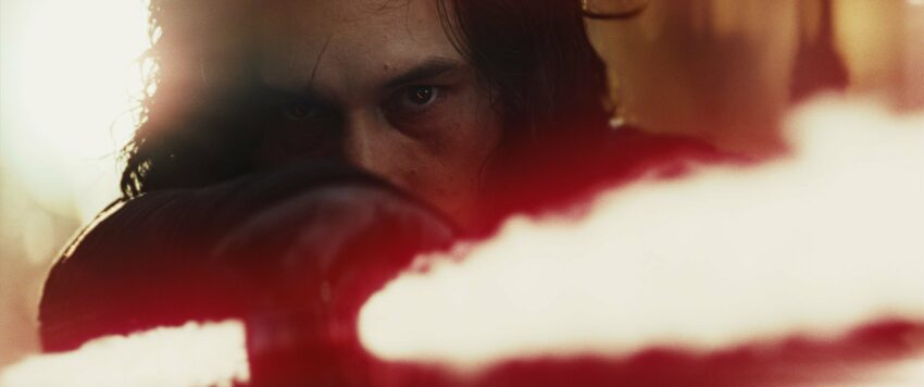 Photo du film Star Wars: Les Derniers Jedi avec Kylo Ren et son sabre-laser