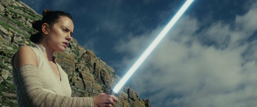 Photo du film Star Wars: Les Derniers Jedi avec Rey et son sabre-laser