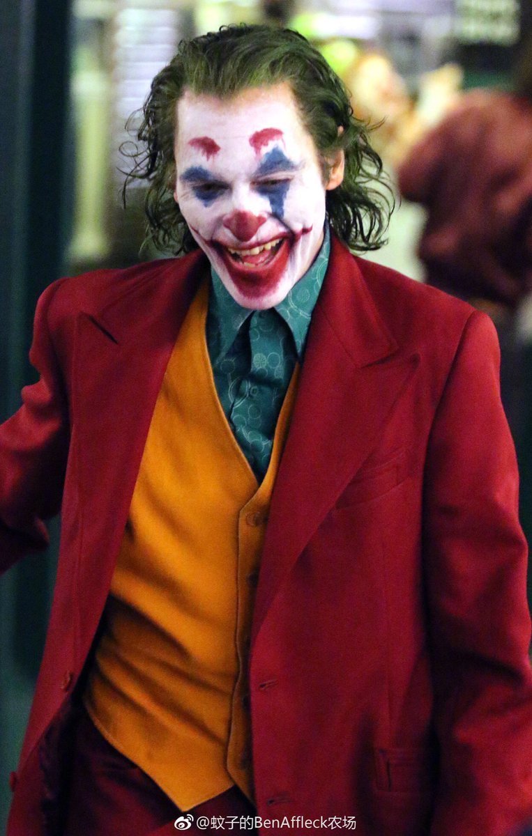 Deuxième photo du tournage du film Joker réalisé par Todd Phillips avec Joaquin Phoenix en costume