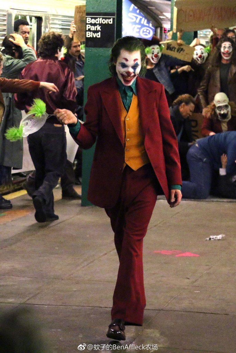 Troisième photo du tournage du film Joker réalisé par Todd Phillips avec Joaquin Phoenix en costume