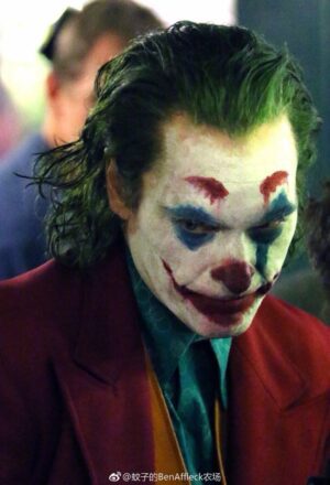 Photo du tournage du film Joker réalisé par Todd Phillips avec Joaquin Phoenix en costume