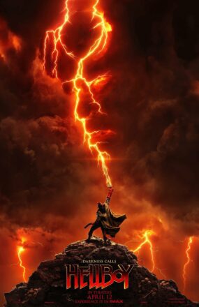 Poster du film Hellboy réalisé par Neil Marshall, d'après un scénario d'Andrew Cosby, avec David Harbour levant l'épée