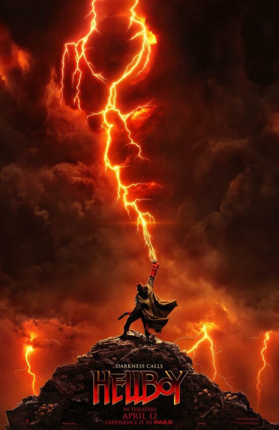 Poster du film Hellboy réalisé par Neil Marshall, d'après un scénario d'Andrew Cosby, avec David Harbour levant l'épée