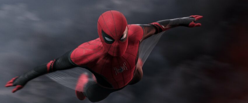 Photo du film Spider-Man: Far From Home avec Spider-Man en plein vol plané