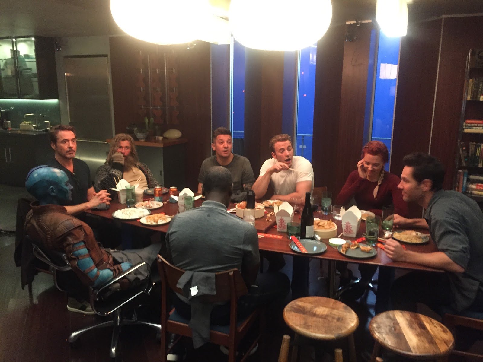 Photo du tournage du film Avengers: Endgame avec un dîner au QG