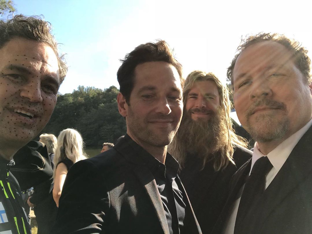 Photo du tournage du film Avengers: Endgame aux funérailles de Stark avec Ruffalo, Rudd, Hemsworth et Favreau