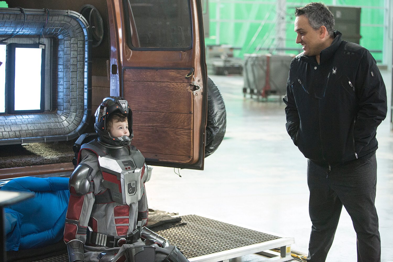 Photo du tournage du film Avengers: Endgame avec Mini Ant-Man et Joe Russo