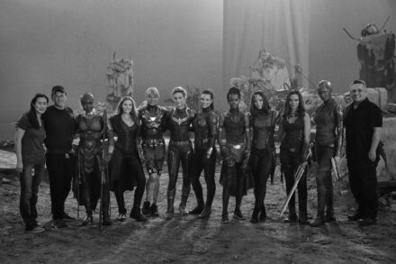 Photo noir et blanc du tournage du film Avengers: Endgame avec l'A-Force