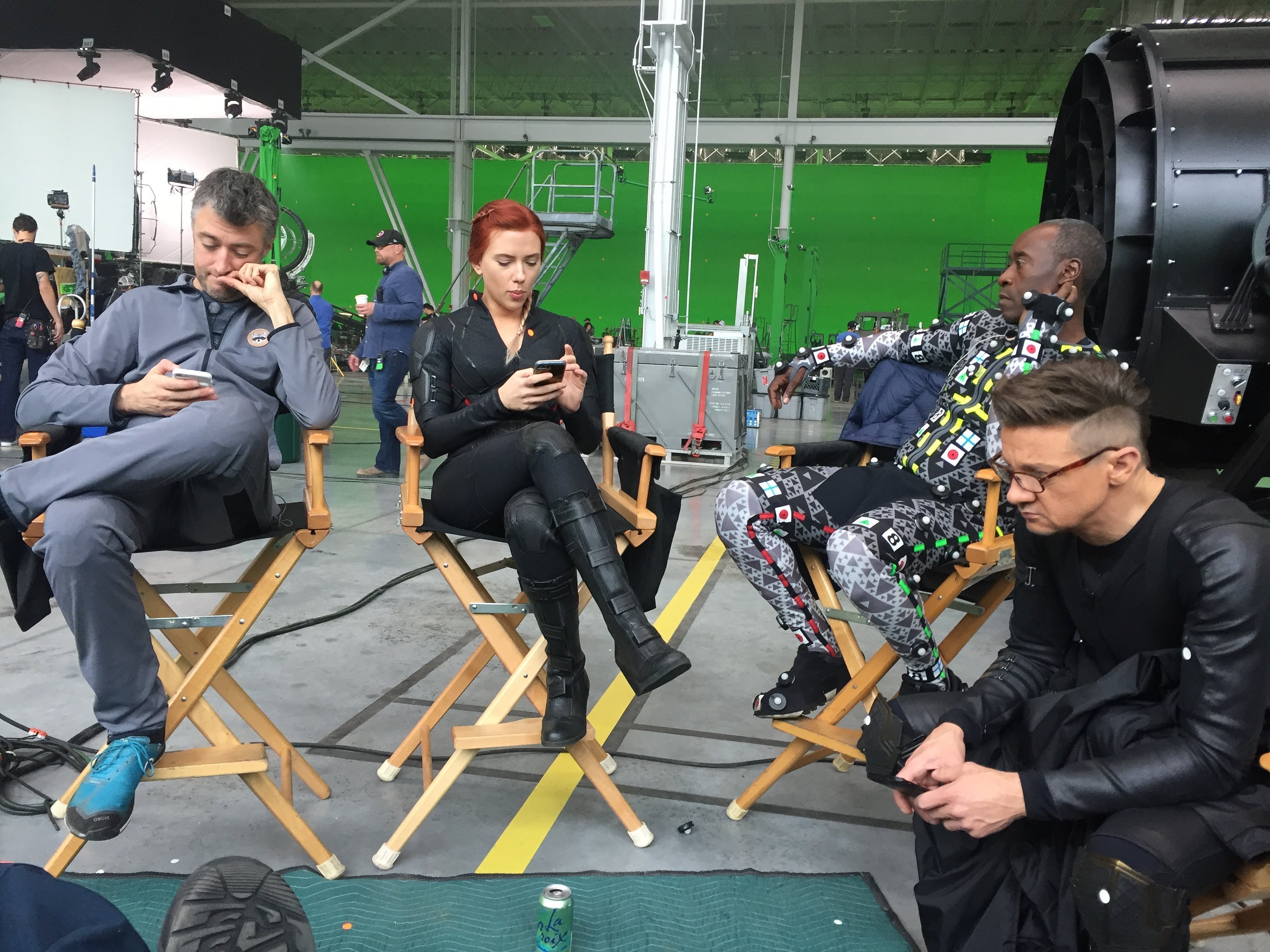 Photo prise par Mark Ruffalo durant le tournage du film Avengers: Endgame avec Sean Gunn, Scarlett Johansson, Don Cheadle et Jeremy Renner