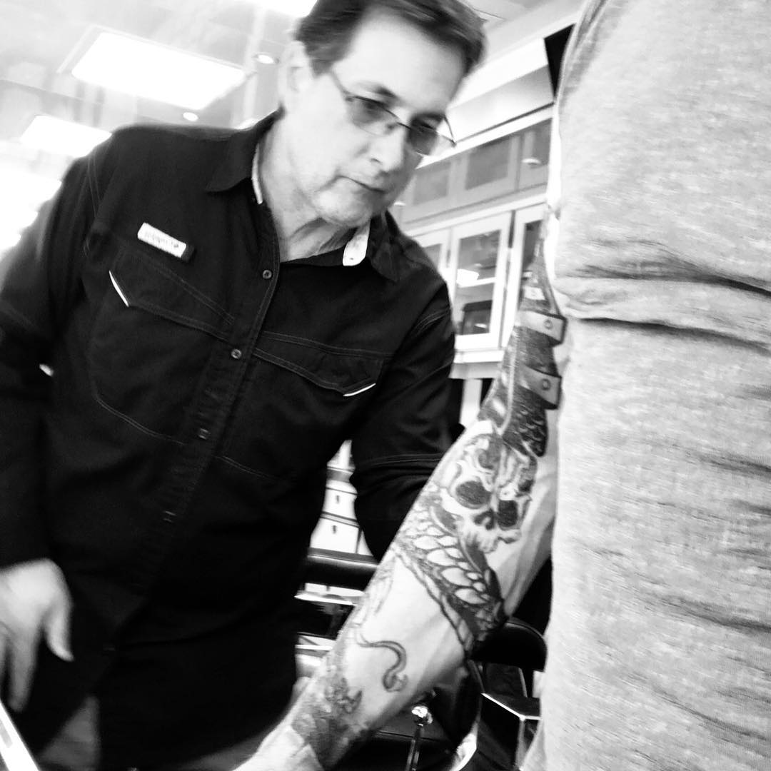 Photo du tournage du film Avengers: Endgame avec le bras tatoué de Jeremy Renner