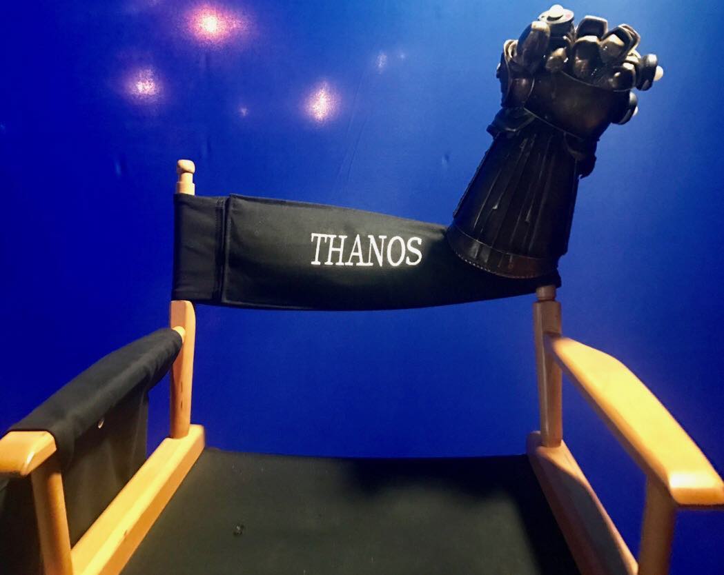 Photo du tournage du film Avengers: Endgame avec la chaise et le gant de Thanos