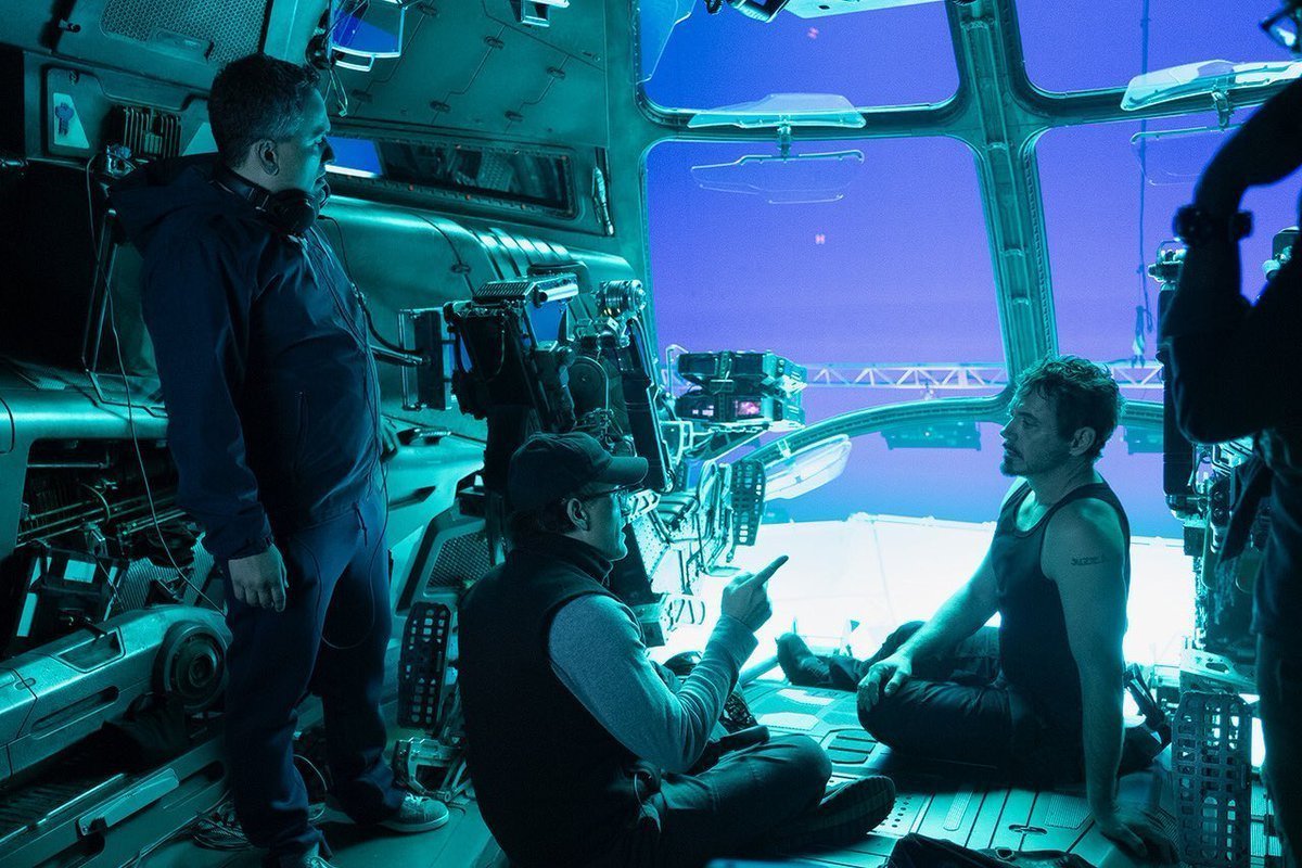 Photo du tournage du film Avengers: Endgame avec les Russo et Robert Downey Jr.