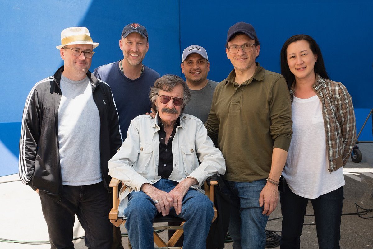 Photo du tournage du film Avengers: Endgame avec les Russo et Stan Lee