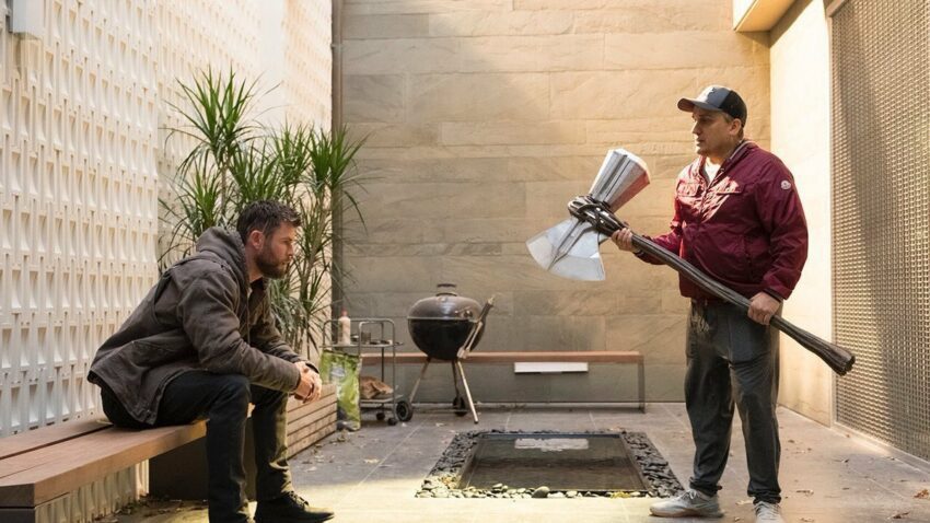 Photo du tournage du film Avengers: Endgame avec Thor et Joe Russo équipé du Stormbreaker