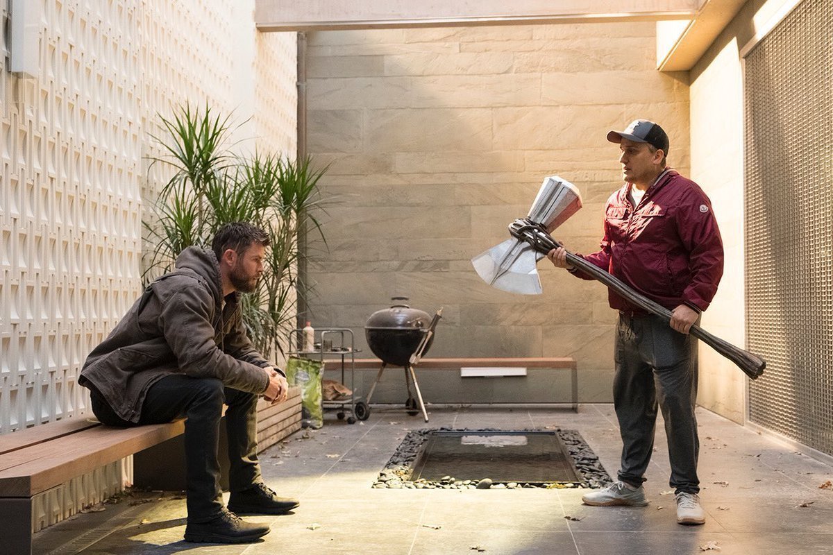 Photo du tournage du film Avengers: Endgame avec Thor et Joe Russo équipé du Stormbreaker