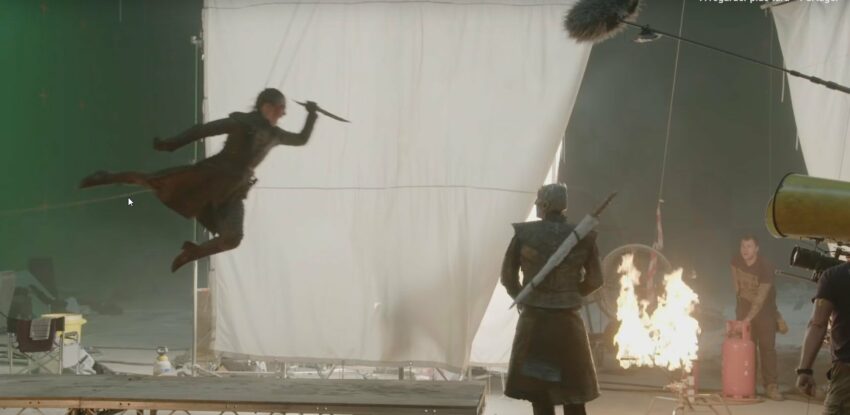 Photo du tournage de la huitième saison de la série Game of Thrones avec Arya Stark et le Night King
