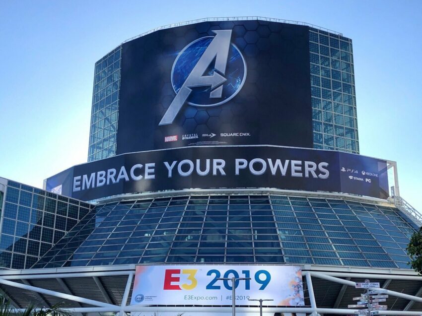 Photo prise à l'extérieur du salon E3 2019 où on peut voir une publicité pour le jeu vidéo Marvel's Avengers