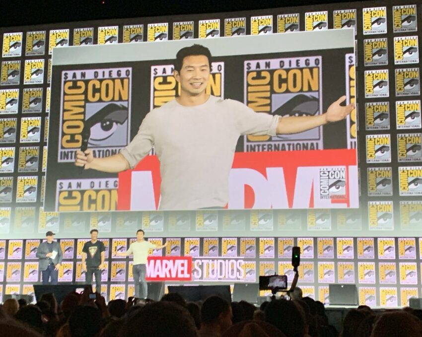 Photo du panel Marvel Studios à la Comic-Con 2019 pour le film Shang-Chi and the Legend of the Ten Rings avec Simu Liu sur grand écran