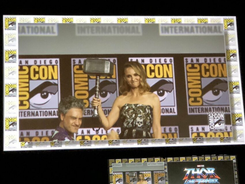 Photo du panel Marvel Studios à la Comic-Con 2019 pour le film Thor: Love and Thunder avec Natalie Portman digne sur grand écran