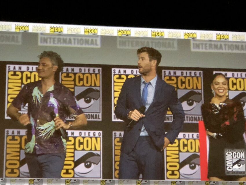 Photo du panel Marvel Studios à la Comic-Con 2019 pour le film Thor: Love and Thunder avec Waititi, Hemsworth et Thompson sur grand écran