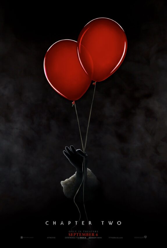 Poster du film Ça: Chapitre Deux réalisé par Andres Muschietti avec Pennywise tenant deux ballons