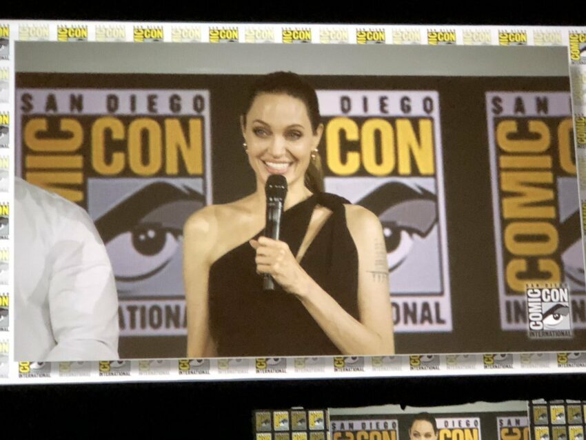 Photo du panel Marvel Studios à la Comic-Con 2019 pour le film Eternals avec Angelina Jolie sur grand écran