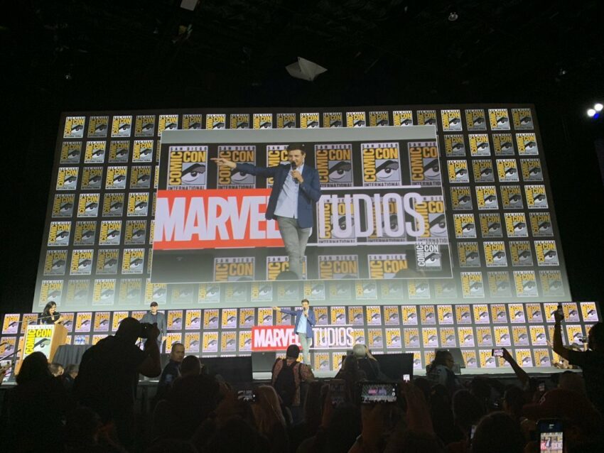 Photo du panel Marvel Studios à la Comic-Con 2019 pour la série Hawkeye avec Jeremy Renner sur grand écran