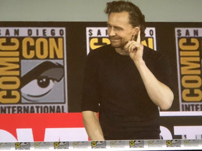 Photo du panel Marvel Studios à la Comic-Con 2019 pour la série Loki avec Tom Hiddleston sur grand écran