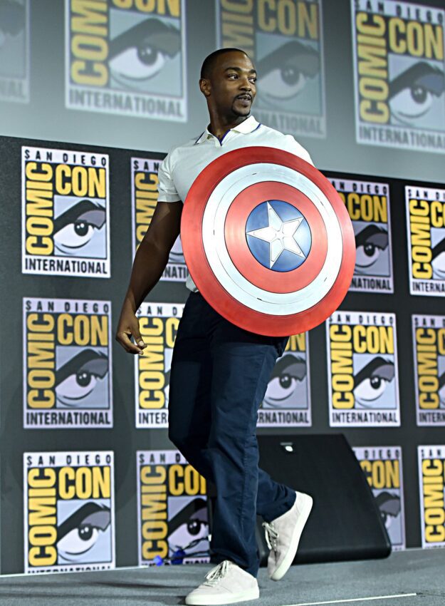 Photo du panel Marvel Studios à la Comic-Con 2019 pour la série The Falcon and The Winter Soldier avec Anthony Mackie équipé du bouclier