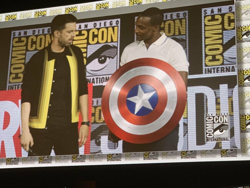 Photo du panel Marvel Studios à la Comic-Con 2019 pour la série The Falcon and The Winter Soldier avec Sebastian Stan et Anthony Mackie équipé du bouclier
