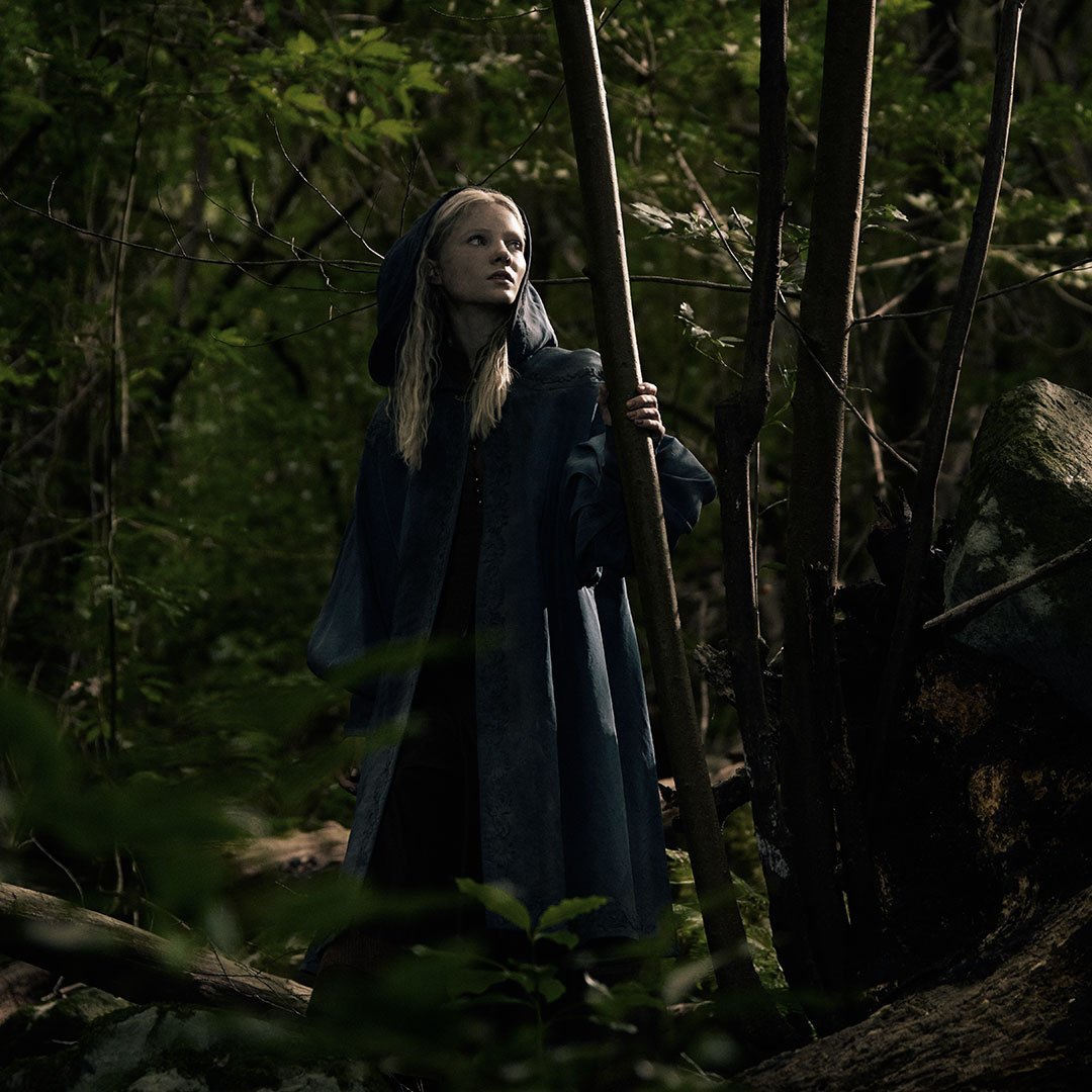 Photo de la série Netflix, The Witcher, avec Ciri (Freya Allan)
