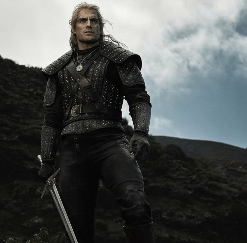 Photo de la série Netflix, The Witcher, avec Geralt (Henry Cavill) tenant une épée