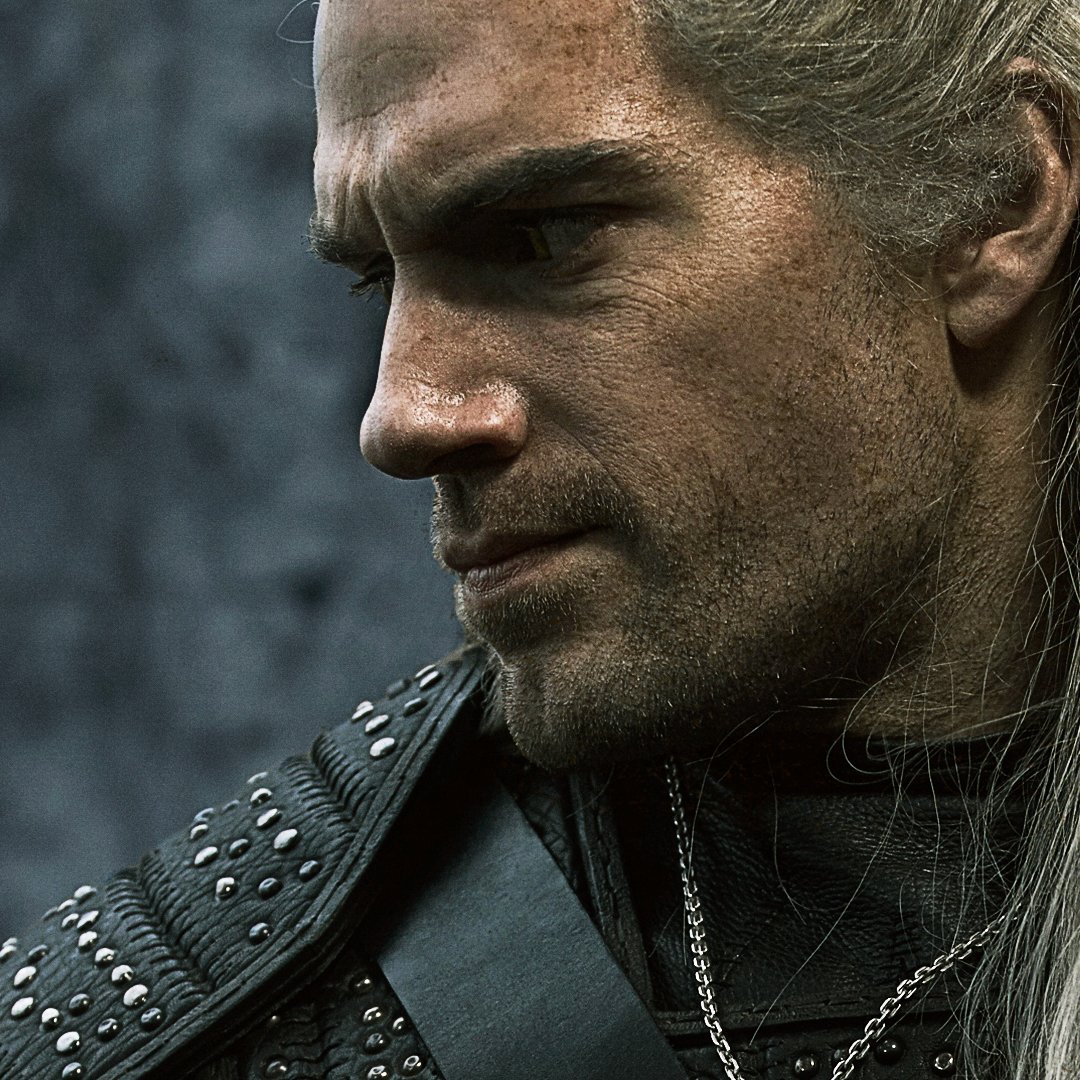 Photo de la série Netflix, The Witcher, avec Geralt (Henry Cavill) en gros plan
