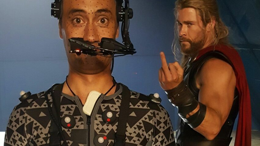 Photo du tournage de Thor: Ragnarok avec Chris Hemsworth en train de faire un doigt à Taika "Korg" Waititi