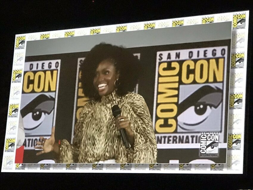 Photo du panel Marvel Studios à la Comic-Con 2019 pour la série WandaVision avec Teyonah Parris sur grand écran