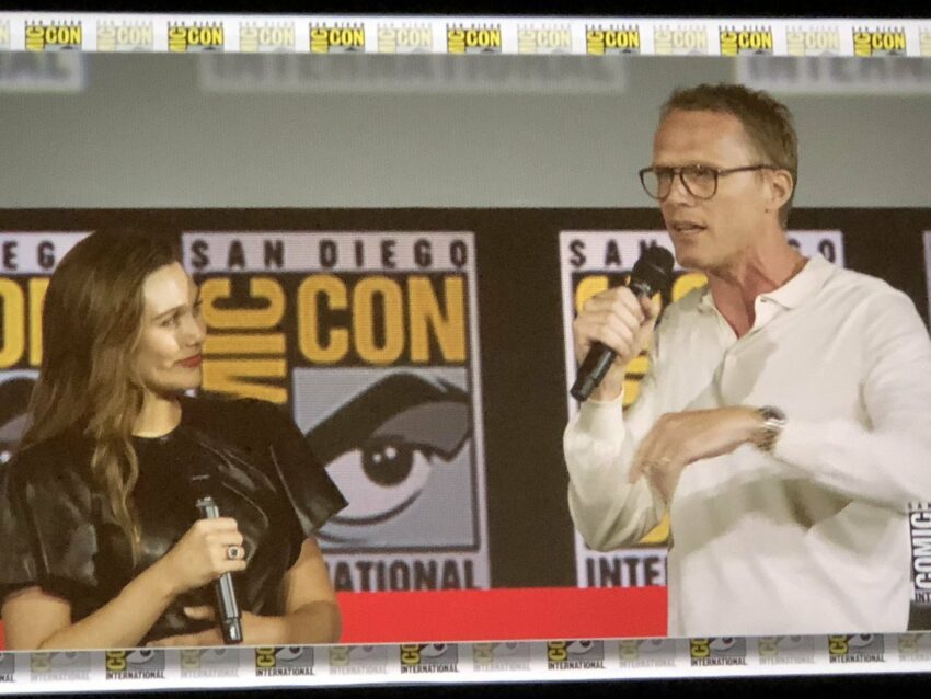 Photo du panel Marvel Studios à la Comic-Con 2019 pour la série WandaVision avec Elizabeth Olsen et Paul Bettany sur grand écran